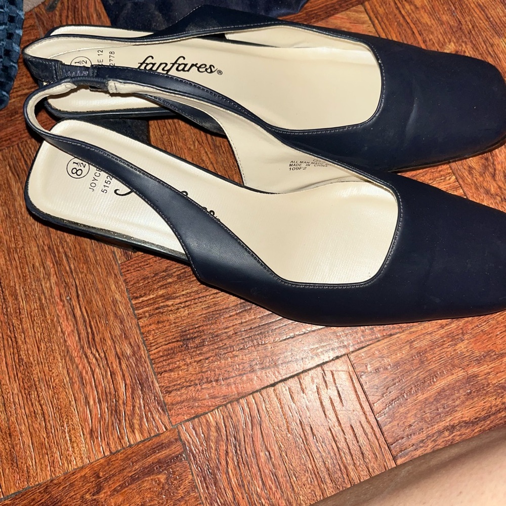 Sleek Black Heels with Square Toe Design - Picture 2 of 5